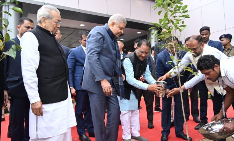 Tree Plantation: Vice President Jagdeep Dhankhar, Governor Vishwabhushan Harichandan and Chief Minister Vishnu Dev Sai planted the tree of Maul Shri in the university campus.