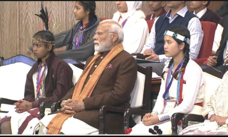 Pariksha pe Charcha: In the Pariksha pe Charcha program, Prime Minister Narendra Modi made Sukma student Umeshwari sit with him.