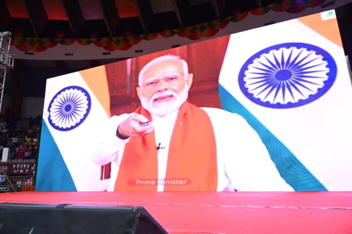 PM Modi: Prime Minister Narendra Modi inaugurated and laid the foundation stone of 10 projects worth Rs 34,427 crore by pressing the button.
