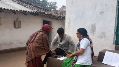 दुर्गम क्षेत्रों में बन रहे वय वंदन कार्ड: स्वास्थ्य विभाग की नवाचारी पहल से बुजुर्गों तक पहुँचा आयुष्मान कवच…. दुर्गम क्षेत्रों में बन रहे वय वंदन कार्ड: स्वास्थ्य विभाग की नवाचारी पहल से बुजुर्गों तक पहुँचा आयुष्मान कवच….