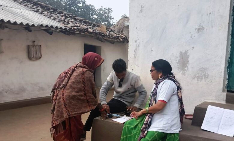 दुर्गम क्षेत्रों में बन रहे वय वंदन कार्ड: स्वास्थ्य विभाग की नवाचारी पहल से बुजुर्गों तक पहुँचा आयुष्मान कवच…. दुर्गम क्षेत्रों में बन रहे वय वंदन कार्ड: स्वास्थ्य विभाग की नवाचारी पहल से बुजुर्गों तक पहुँचा आयुष्मान कवच….