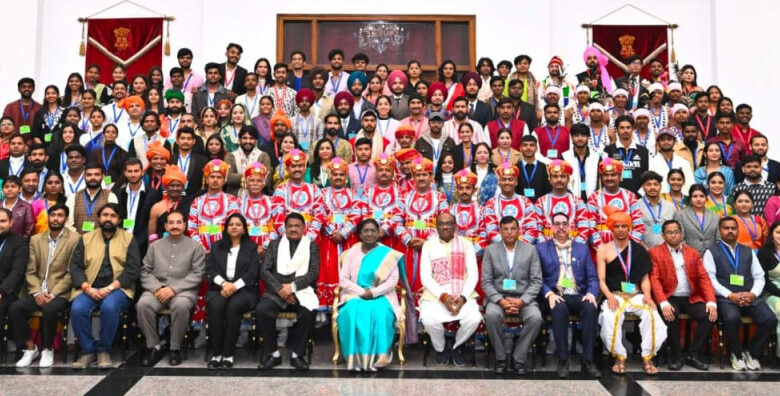 राष्ट्रपति भवन में छत्तीसगढ़ की झांकी कलाकारों का सम्मान: राष्ट्रपति द्रौपदी मुर्मु ने सराही जनजातीय कला, कलाकार हुए भावविभोर…. राष्ट्रपति भवन में छत्तीसगढ़ की झांकी कलाकारों का सम्मान: राष्ट्रपति द्रौपदी मुर्मु ने सराही जनजातीय कला, कलाकार हुए भावविभोर….