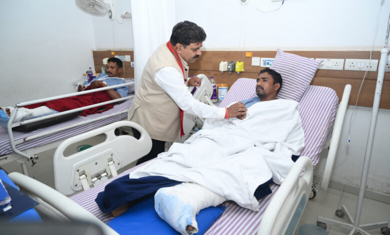 उपमुख्यमंत्री विजय शर्मा ने आईईडी ब्लास्ट में घायल जवानों से अस्पताल में की मुलाकात….