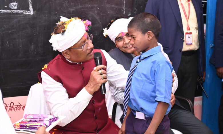 कुरुषनार में विद्यार्थियों की सुविधा के लिए बनेगा अतिरिक्त कक्ष: मुख्यमंत्री विष्णु देव साय बालक आश्रम के निरीक्षण के दौरान मौके पर ही दी स्वीकृति….. कुरुषनार में विद्यार्थियों की सुविधा के लिए बनेगा अतिरिक्त कक्ष: मुख्यमंत्री विष्णु देव साय बालक आश्रम के निरीक्षण के दौरान मौके पर ही दी स्वीकृति…..