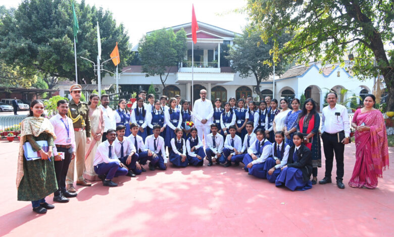 राज्यपाल रमेन डेका की पहल पर लोकभवन का विद्यार्थियों ने किया शैक्षणिक भ्रमण….