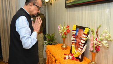राज्यपाल रमेन डेका ने राष्ट्रपिता महात्मा गांधी को दी श्रद्धांजलि…..