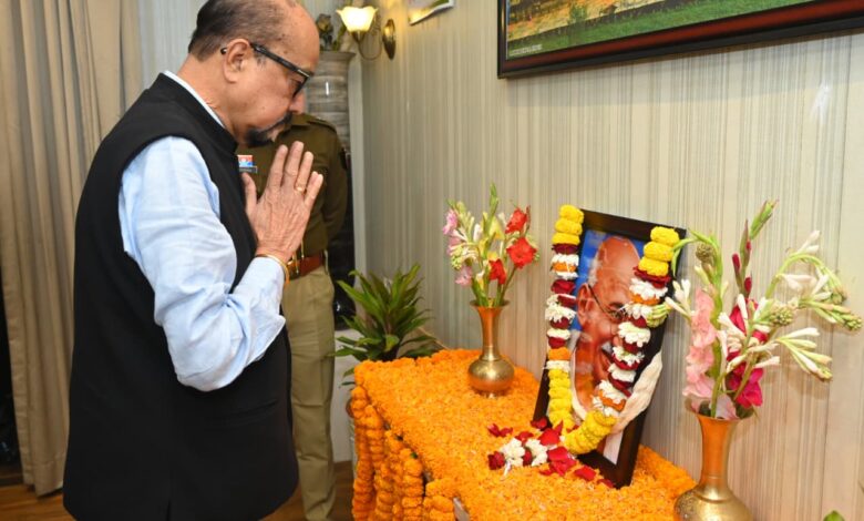 राज्यपाल रमेन डेका ने राष्ट्रपिता महात्मा गांधी को दी श्रद्धांजलि….. राज्यपाल रमेन डेका ने राष्ट्रपिता महात्मा गांधी को दी श्रद्धांजलि…..