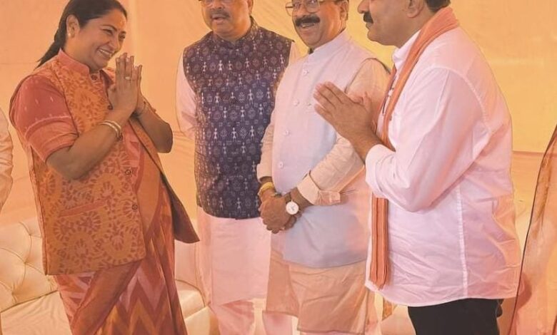 उपमुख्यमंत्री विजय शर्मा ने विधायक कार्यालय में लोगों से की मुलाकात….