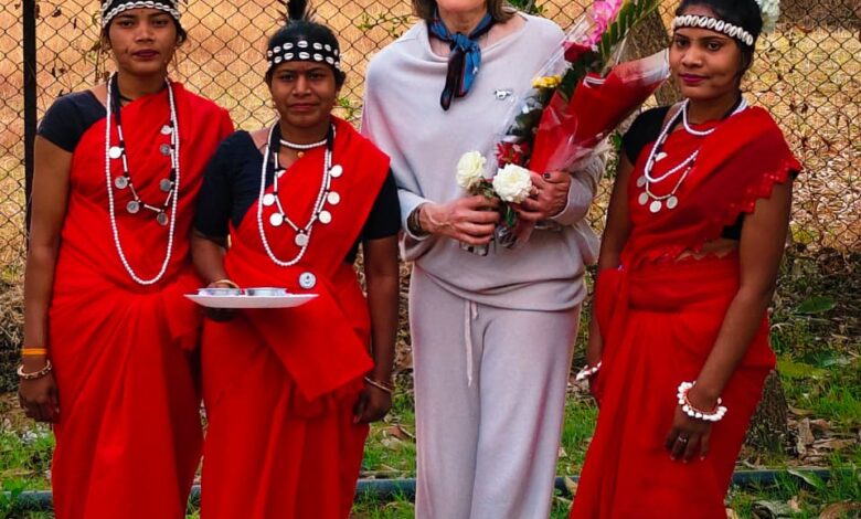 पर्यटन विशेषज्ञ सुश्री किर्सी ने ग्रामीण महिलाओं संग किया महुआ संग्रहण, बस्तर की जैव विविधता और लोकसंस्कृति से हुए अभिभूत….