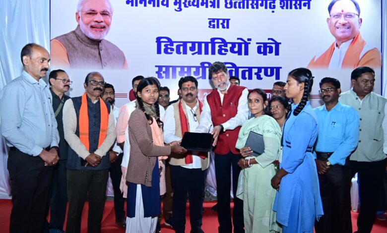 उप मुख्यमंत्री विजय शर्मा ने हितग्राहियों को सौंपी सौगातें: वन मंत्री केदार कश्यप एवं विधायक किरण सिंह देव भी रहे उपस्थित…. उप मुख्यमंत्री विजय शर्मा ने हितग्राहियों को सौंपी सौगातें: वन मंत्री केदार कश्यप एवं विधायक किरण सिंह देव भी रहे उपस्थित….