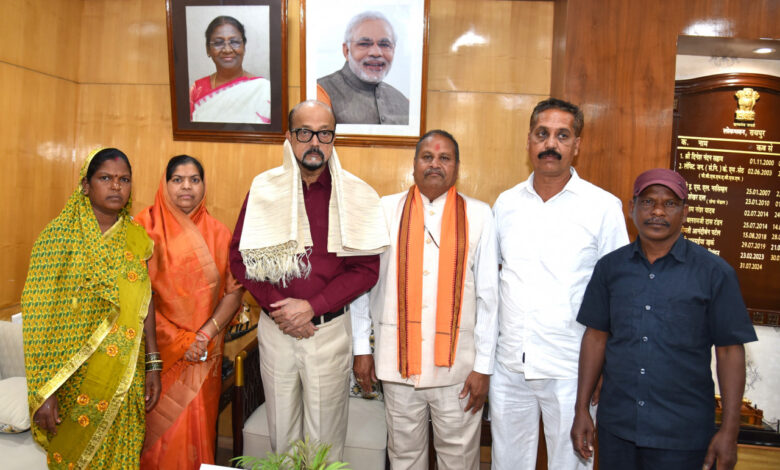 राज्यपाल रमेन डेका से राष्ट्रपति पुरस्कार प्राप्त ढोकरा शिल्प कलाकारों ने की सौजन्य भेंट….