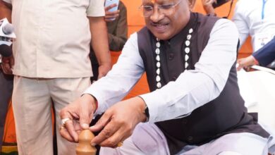 मुख्यमंत्री विष्णु देव साय ने कुम्हार के चाक पर गढ़ा दीया, पारंपरिक शिल्पकारों से किया आत्मीय संवाद: सरगुजा विकास प्राधिकरण की बैठक के दौरान प्रदर्शनी में दिखा माटी से जुड़ाव…..