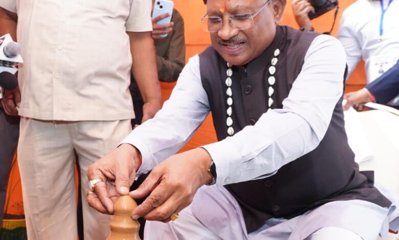 मुख्यमंत्री विष्णु देव साय ने कुम्हार के चाक पर गढ़ा दीया, पारंपरिक शिल्पकारों से किया आत्मीय संवाद: सरगुजा विकास प्राधिकरण की बैठक के दौरान प्रदर्शनी में दिखा माटी से जुड़ाव…..