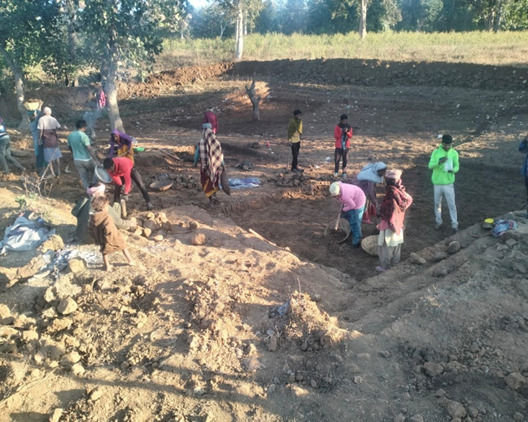 मछली पालन और खेतों की सिंचाई का आधार बनेगी आजीविका डबरी- विशेष पिछड़ी जनजाति बैगा समुदाय के दिव्यांग अंधरू बैगा के लिए मनरेगा की पहल बनी वरदान….