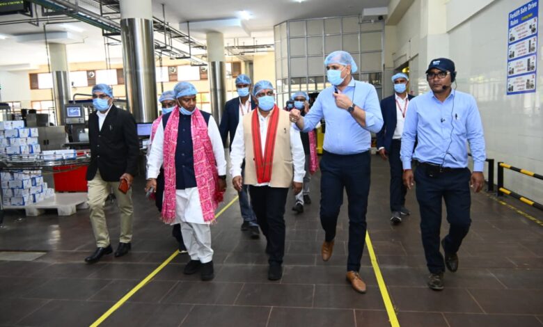 उपमुख्यमंत्री विजय शर्मा एवं वन मंत्री केदार कश्यप ने पशुपालकों एवं बिहान दीदियों के साथ किया आधुनिक डेयरियों का भ्रमण….