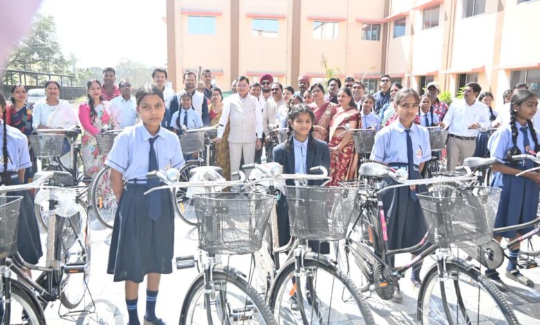 उद्योग मंत्री लखन लाल देवांगन ने छात्राओं को बांटी साइकिल, बोले: खूब पढ़े-खूब बढ़े….