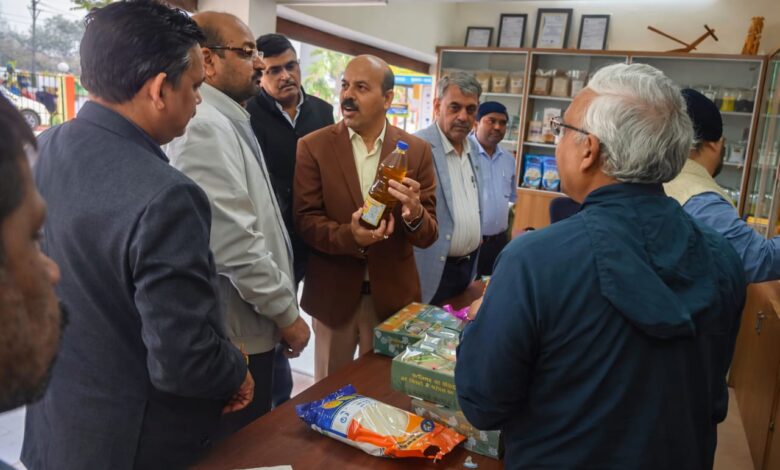 भारतीय कृषि अनुसंधान परिषद के महानिदेशक ने आईजीकेवी उत्पाद विक्रय काउंटर का किया अवलोकन….