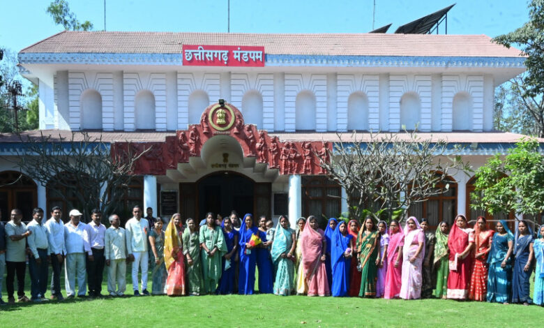 राज्यपाल के गोद ग्राम टेमरी के ग्रामीणों ने किया लोकभवन का भ्रमण….