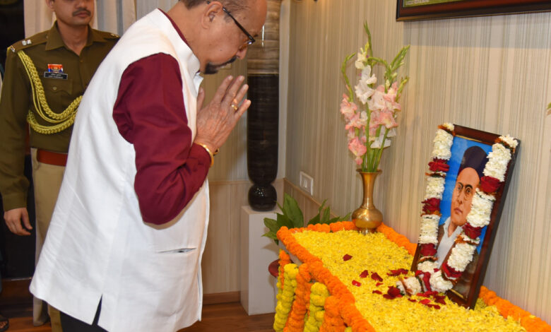 राज्यपाल रमेन डेका ने वीर विनायक दामोदर सावरकर को श्रद्धांजलि दी….. राज्यपाल रमेन डेका ने वीर विनायक दामोदर सावरकर को श्रद्धांजलि दी…..