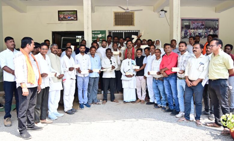 उपमुख्यमंत्री विजय शर्मा ने कबीर कुटियों को वाद्ययंत्रों के लिए 4.25 लाख रूपए का किया वितरण….