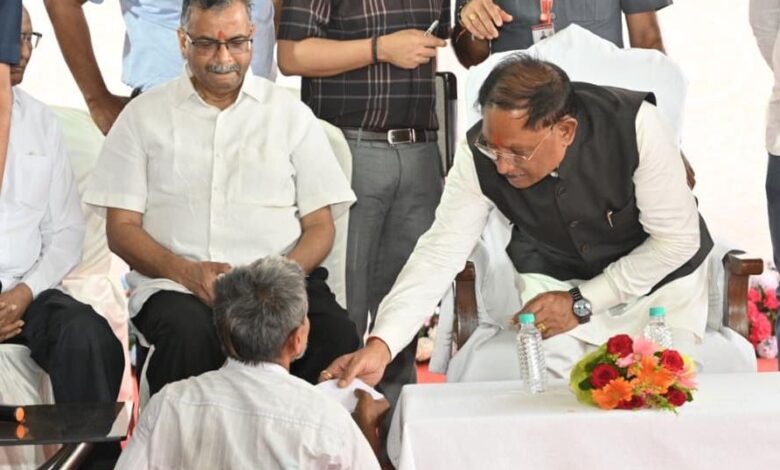 संवेदनशील नेतृत्व की मिसाल: मुख्यमंत्री विष्णु देव साय ने दिव्यांग चंदूलाल की सुनी पुकार, मिनटों में मिला समाधान…. संवेदनशील नेतृत्व की मिसाल: मुख्यमंत्री विष्णु देव साय ने दिव्यांग चंदूलाल की सुनी पुकार, मिनटों में मिला समाधान….