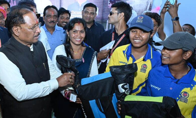 मुख्यमंत्री विष्णु देव साय ने इचकेला की बालिका क्रिकेट खिलाड़ियों को किया सम्मानित: क्रिकेट किट प्रदान कर बढ़ाया उत्साह…. मुख्यमंत्री विष्णु देव साय ने इचकेला की बालिका क्रिकेट खिलाड़ियों को किया सम्मानित: क्रिकेट किट प्रदान कर बढ़ाया उत्साह….