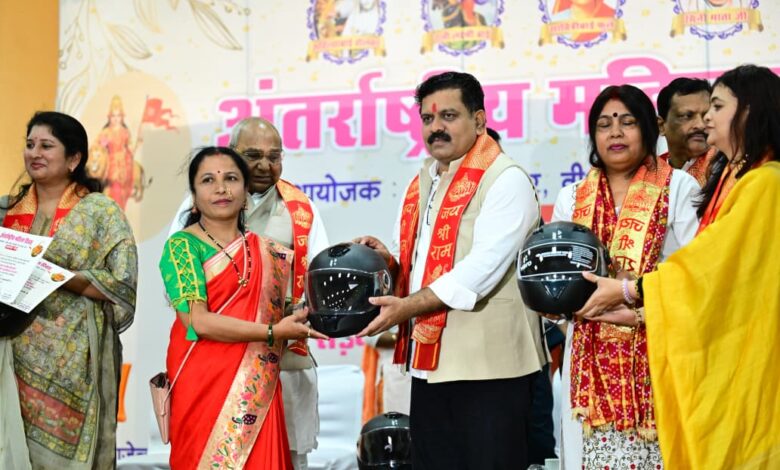 मैं भारत हूं” थीम पर भव्य बाइक-स्कूटी रैली, गोल्डन बुक ऑफ वर्ल्ड रिकॉर्ड में दर्ज, 2000 से अधिक महिलाओं की ऐतिहासिक भागीदारी, रायपुर में गूंजा राष्ट्रभक्ति और नारी शक्ति का संदेश…. मैं भारत हूं” थीम पर भव्य बाइक-स्कूटी रैली, गोल्डन बुक ऑफ वर्ल्ड रिकॉर्ड में दर्ज, 2000 से अधिक महिलाओं की ऐतिहासिक भागीदारी, रायपुर में गूंजा राष्ट्रभक्ति और नारी शक्ति का संदेश….