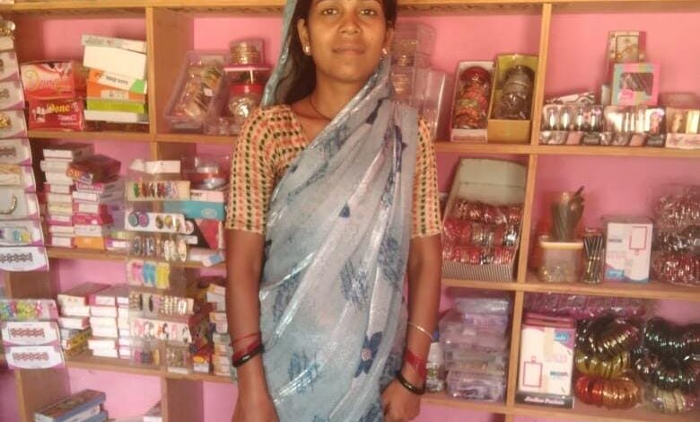 डिजिटल दौर में बदली तस्वीर: फैंसी स्टोर से प्रीति यादव बनीं नई पीढ़ी की आत्मनिर्भर उद्यमी, परंपरा और आधुनिकता का संगम, छोटे गांव से खड़ी की स्मार्ट पहचान…..