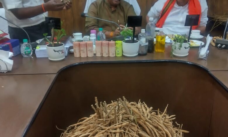 बस्तर और सरगुजा में औषधीय पौधों की योजनाओं का होगा विस्तार : विकास मरकाम….