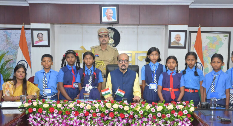 राज्यपाल रमेन डेका से धमतरी के सुदूर वनांचल क्षेत्र के प्रतिभाशाली बच्चों ने की आत्मीय मुलाकात…. राज्यपाल रमेन डेका से धमतरी के सुदूर वनांचल क्षेत्र के प्रतिभाशाली बच्चों ने की आत्मीय मुलाकात….