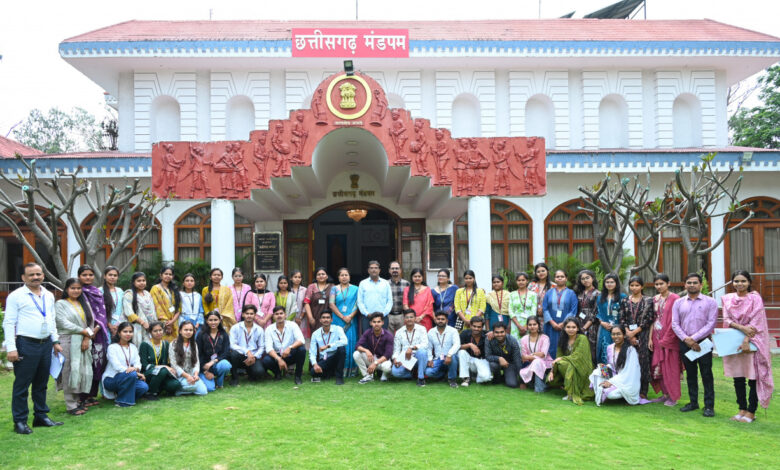 पहली बार महाविद्यालय के विद्यार्थियों ने किया लोकभवन का भ्रमण…. पहली बार महाविद्यालय के विद्यार्थियों ने किया लोकभवन का भ्रमण….