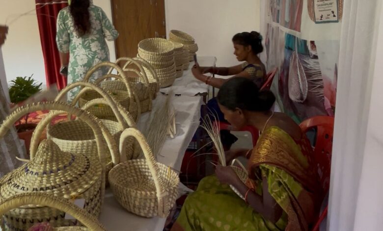 पारंपरिक हस्तशिल्प उत्पाद बना आजीविका का साधन: स्व सहायता समूह से जुड़कर कांसाबेल की महिलाओं ने स्वरोजगार की राह अपनाई….