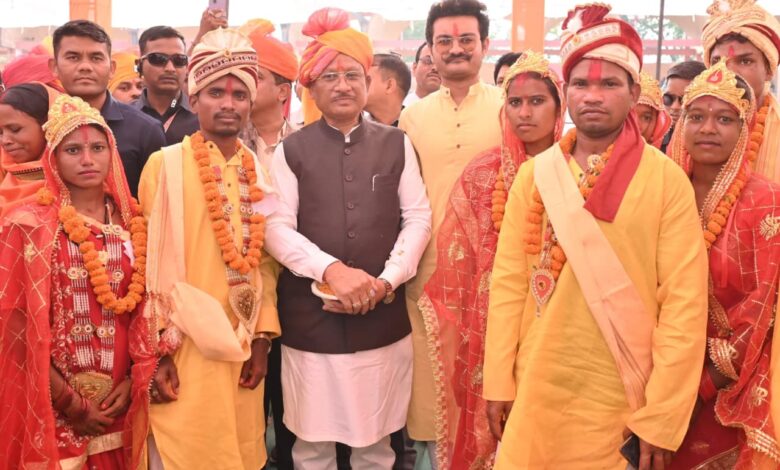 बेटियों के सम्मान का संकल्प: 240 नवविवाहित जोड़ों को मुख्यमंत्री ने दिया सुखद दांपत्य जीवन का आशीर्वाद…. बेटियों के सम्मान का संकल्प: 240 नवविवाहित जोड़ों को मुख्यमंत्री ने दिया सुखद दांपत्य जीवन का आशीर्वाद….