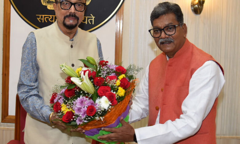 राज्यपाल रमेन डेका से नेता प्रतिपक्ष महंत ने सौजन्य भेंट की…..