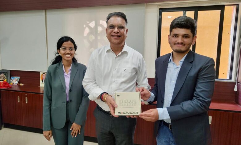 समाज कल्याण सचिव श्री भुवनेश यादव से मिले युवा इनोवेटर रवि किरण; दिव्यांगजनों के सशक्तिकरण के लिए पेश की ‘Navinaut’ और ‘SignX’ तकनीक…. समाज कल्याण सचिव श्री भुवनेश यादव से मिले युवा इनोवेटर रवि किरण; दिव्यांगजनों के सशक्तिकरण के लिए पेश की ‘Navinaut’ और ‘SignX’ तकनीक….