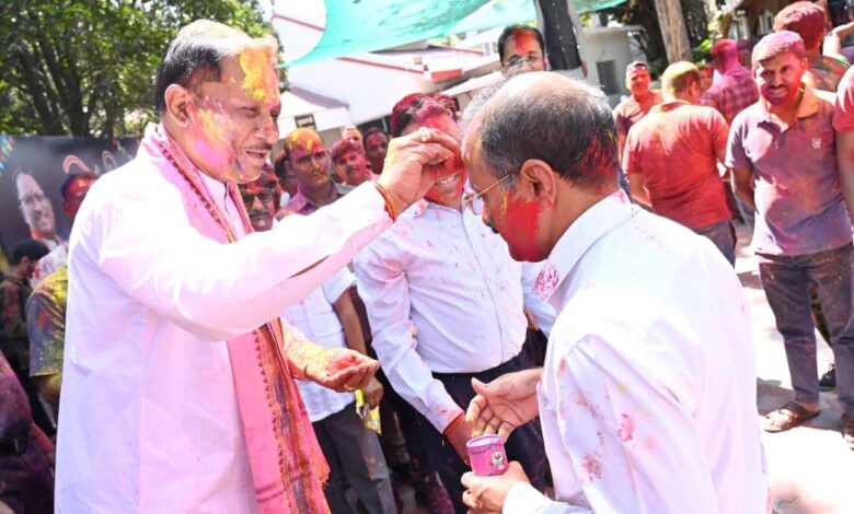 मुख्यमंत्री निवास में होली के रंगों की बौछार: मुख्यमंत्री विष्णु देव साय ने अधिकारियों-कर्मचारियों संग खेली होली….