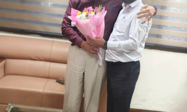 राज्य नीति आयोग के उपाध्यक्ष गणेश शंकर मिश्रा से मुख्यमंत्री के सलाहकार डॉ. धीरेंद्र तिवारी की सौजन्य भेंट….