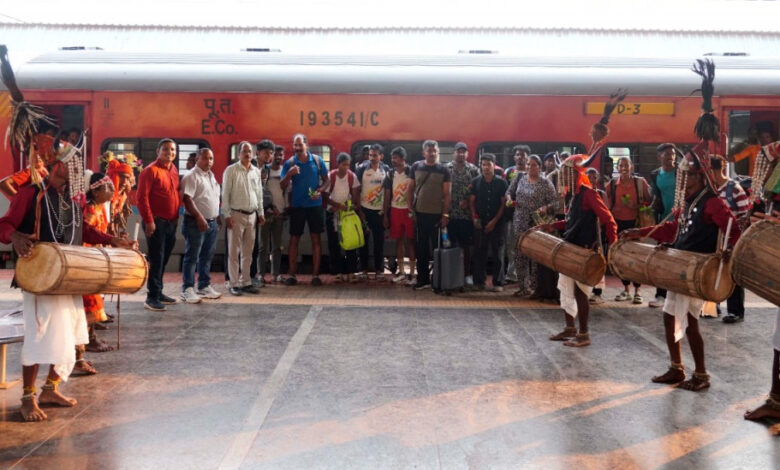 खेलो इंडिया ट्रायबल गेम्स : केरल की एथलेटिक्स टीम पहुंची जगदलपुर, पारंपरिक लोकनृत्य से हुआ भव्य स्वागत…. खेलो इंडिया ट्रायबल गेम्स : केरल की एथलेटिक्स टीम पहुंची जगदलपुर, पारंपरिक लोकनृत्य से हुआ भव्य स्वागत….