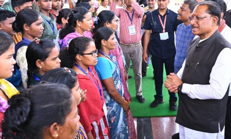 मुख्यधारा की ओर लौटता विश्वास : 140 आत्मसमर्पित नक्सलियों ने मुख्यमंत्री विष्णु देव साय से की मुलाकात….