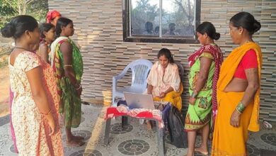 बस्तर के वनांचलों में डिजिटल क्रांति, मातृत्व वंदना और पेंशन योजना की राशि घर-घर पहुँचा रही हैं बीसी सखियाँ….