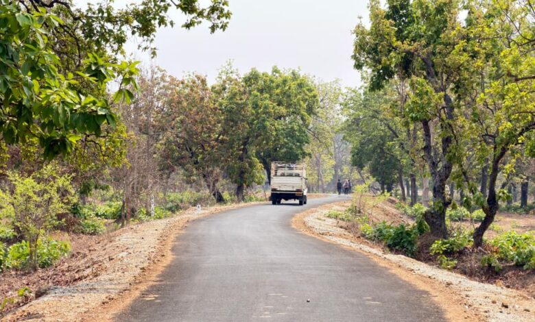 पोलमपल्ली से अरलमपल्ली सड़क बनने से खुश है ग्रामीण, नक्सल गढ़ में विकास की नई जीत….