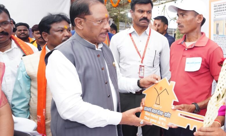 सिलगेर के माड़वी कोसा ने अपने हाथों से बनाया अपना घर, मुख्यमंत्री ने सौंपी खुशियों की चाबी….