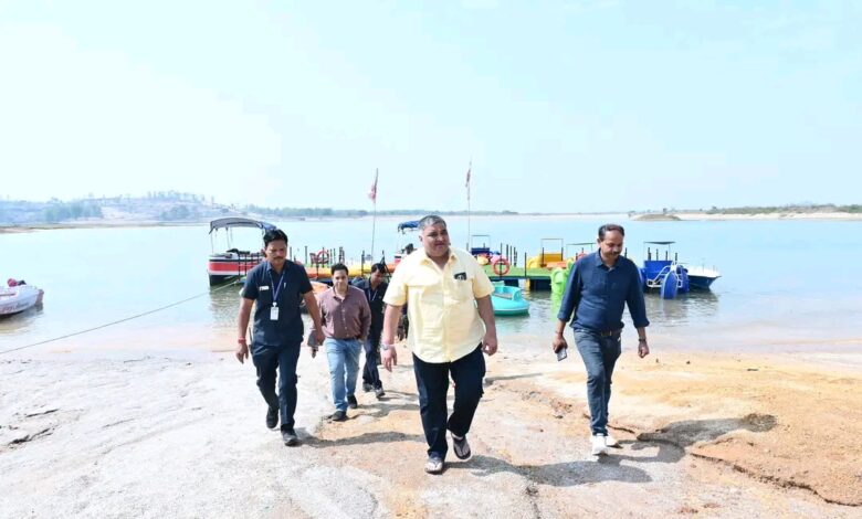 पर्यटन मंत्री राजेश अग्रवाल ने मयाली नेचर कैंप का किया निरीक्षण, पर्यटन सुविधाओं के विस्तार और बेहतर प्रबंधन के दिए निर्देश, बोटिंग का भी लिया आनंद….. पर्यटन मंत्री राजेश अग्रवाल ने मयाली नेचर कैंप का किया निरीक्षण, पर्यटन सुविधाओं के विस्तार और बेहतर प्रबंधन के दिए निर्देश, बोटिंग का भी लिया आनंद…..