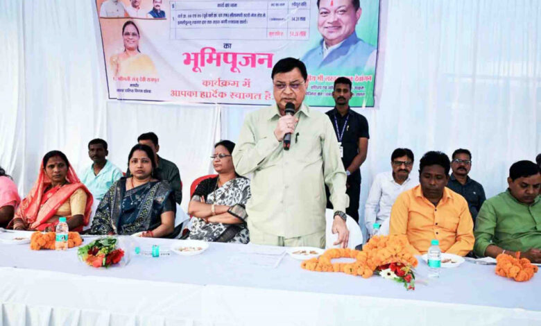 विकास की नींव रखने वाले हाथों का सम्मान: श्रमिक सम्मेलन में योजनाओं की सौगात से खिले श्रमिकों के चेहरे….. विकास की नींव रखने वाले हाथों का सम्मान: श्रमिक सम्मेलन में योजनाओं की सौगात से खिले श्रमिकों के चेहरे…..