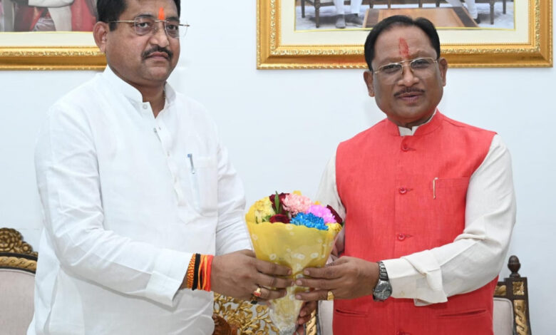 मुख्यमंत्री से उत्तरप्रदेश के राज्यमंत्री रामकेश निषाद ने सौजन्य मुलाकात की…..