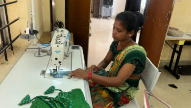 नक्सलवाद का अंधेरा छोड़ शर्मिला ने थामी स्वावलंबन की सुई, दंतेवाड़ा में लिख रही हैं बदलाव की इबारत….