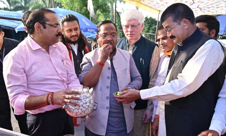 छत्तीसगढ़ बनेगा मखाना हब : कृषि मंत्री रामविचार नेताम ने लिंगाडीह में मखाना सेंटर का किया अवलोकन….. छत्तीसगढ़ बनेगा मखाना हब : कृषि मंत्री रामविचार नेताम ने लिंगाडीह में मखाना सेंटर का किया अवलोकन…..