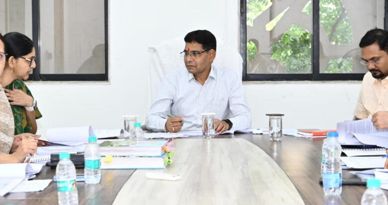 राजस्व कार्यों में ढिलाई पर सख्त: लंबित प्रकरणों के निपटारे और राजस्व वसूली में तेजी लाने मंत्री ने दिए निर्देश….