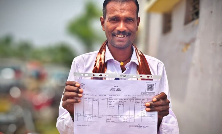 स्वामित्व योजना से ग्रामीणों को मिला मालिकाना हक : बालोद में अधिकार अभिलेख वितरण तेज….. स्वामित्व योजना से ग्रामीणों को मिला मालिकाना हक : बालोद में अधिकार अभिलेख वितरण तेज…..