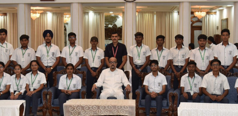 धमतरी के विद्यार्थियों ने किया लोकभवन का भ्रमण : राज्यपाल रमेन डेका से की आत्मीय मुलाकात……